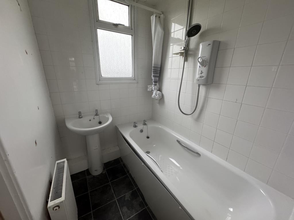 Lot: 162 - END-TERRACE HOUSE FOR IMPROVEMENT - View of the bathroom